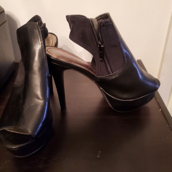 Pink & Pepper Black Heels w/ side zipper - Picture 3 of 4